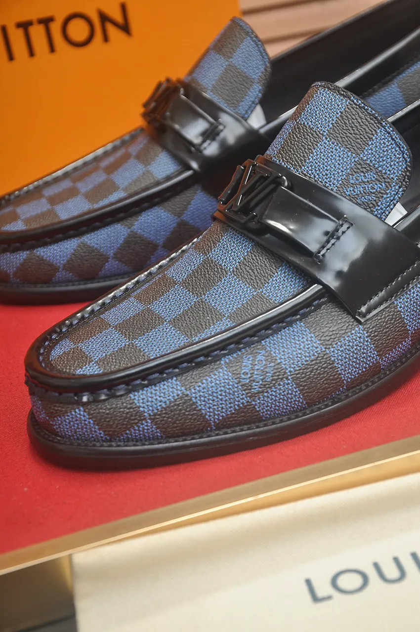 Men's men's shoes 💰540💶 [LV] (original single cowhide lining) 🍀LV's latest genuine leather business suit shoes are launched simultaneously on the official website. The first-layer cowhide imported from Italy is made of heavy gold, 💥official website 1:1 rubber outsole. Versatile to wear, high-end without losing class, and the color combination is extraordinary. This four-season style is alluring when worn on your feet, showing off your big-name flair. Standard code 39-45 (45 customized)